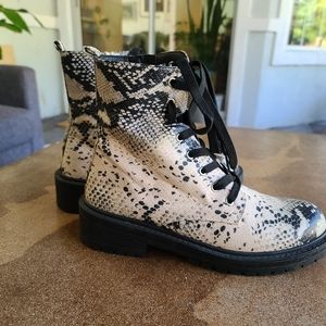 Steve madden, 8.5m, combat snakeskin boots